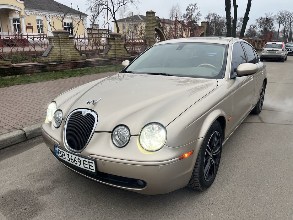 Автомобіль повністю справний. 
Технічно авто без нарікань. 
Двигун живий , масло не їсть працює рівно , їде добре. Працює на газу та бензині. 
Акпп без поштовхів і тд працює ідеально. 
Все інше тажож працює добре. 
Свіжа зимова резина та акумулятор. 
По кузову притерта задня ліва дверка та арки потребують ремонту.
Салон досить в непоганому стані. 
Електрика вся по машині працює
Дуже комфортне авто за смішні гроші.
Документально все в порядку / Переоформлення . 
Всі питання по телефону !!!
Авто знаходиться 40 км від Києва