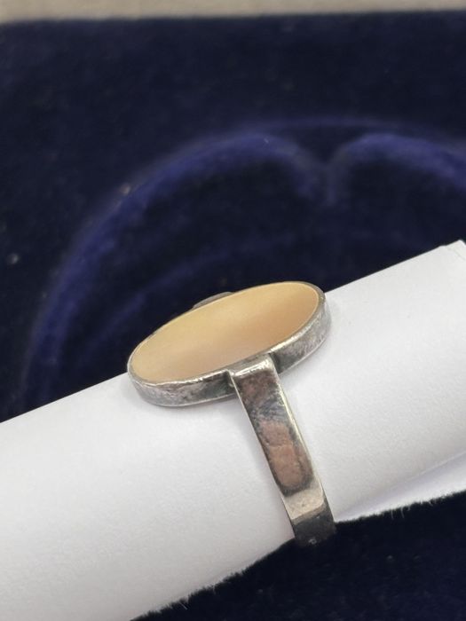 Pierścionek z masą perłową 1984