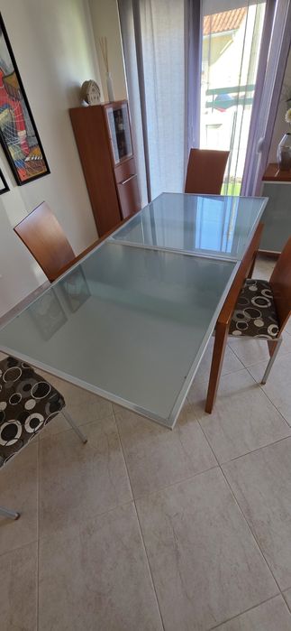 Mesa de sala extensível e 4 cadeiras