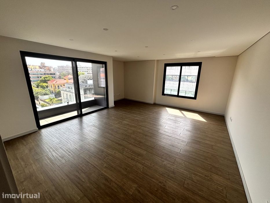 Premium Opportunity in the Heart of Porto – 3-Bedroom Apartment
