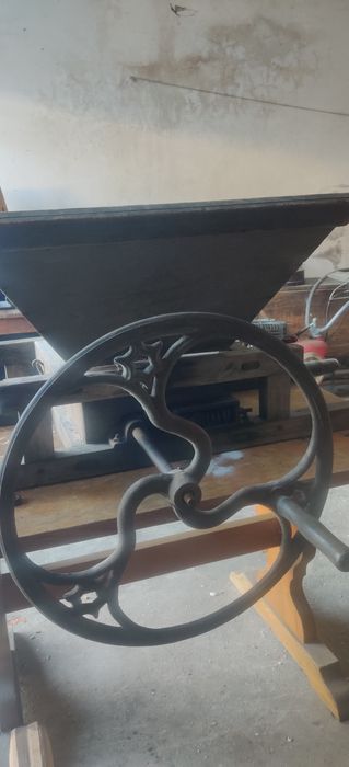 Ralador de uvas antigo