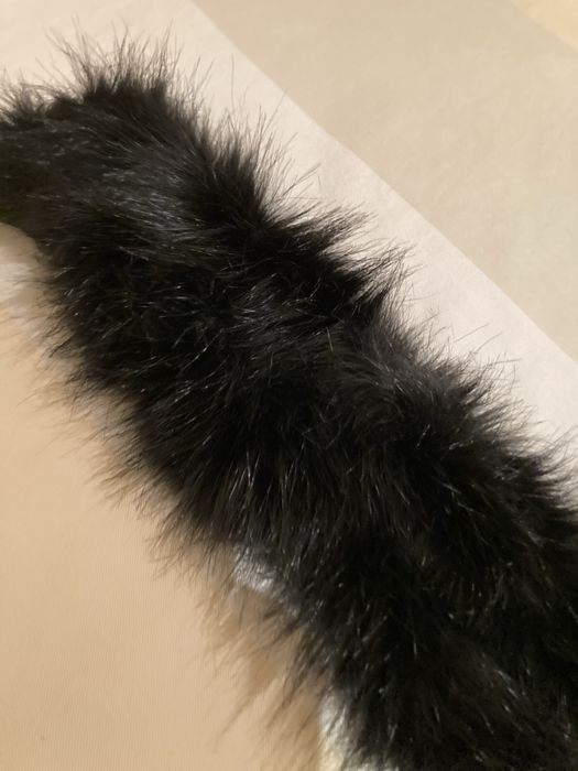 Gola sintética, em pelo de cor preto