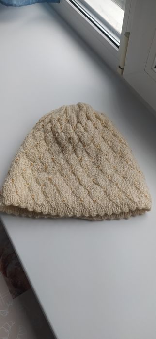 Отдам женские шапки.