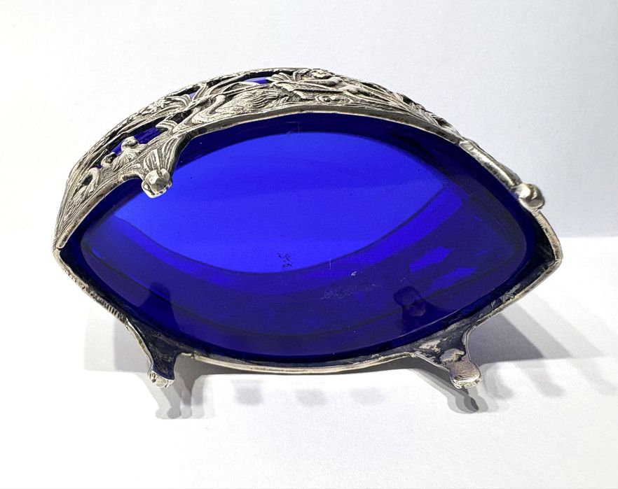 Maravilhoso antigo saleiro Arte Nova em prata contrastada com vidro azul cobalto
