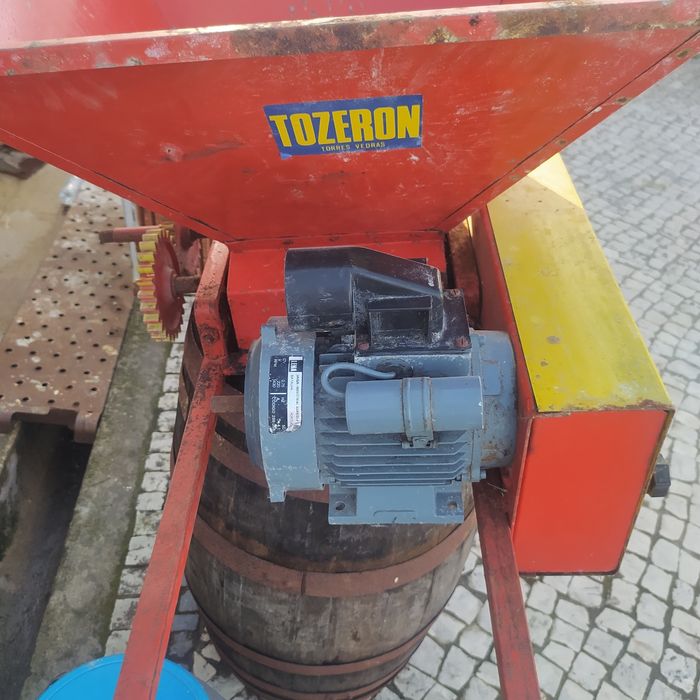 Esmagador Elétrico de uvas