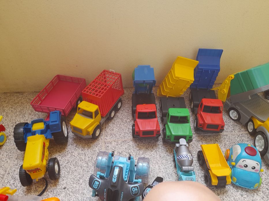 Carros, de vários formatos, mala ferramentas, helicóptero