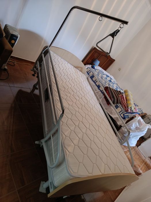 Cama ortopédica geriátrica com colchão