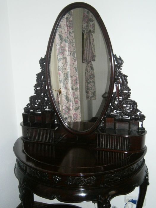 Toucador oriental com espelho e banco