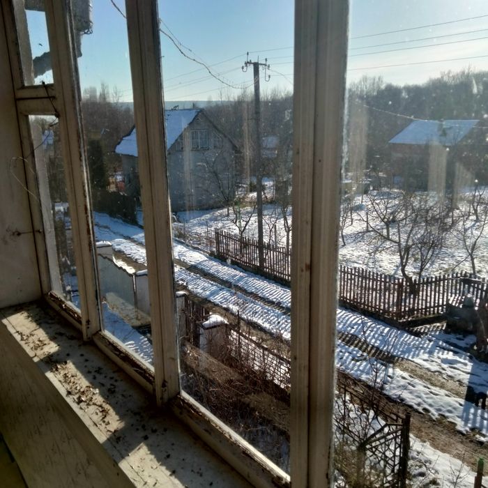 Двоповерхова дача під лісом