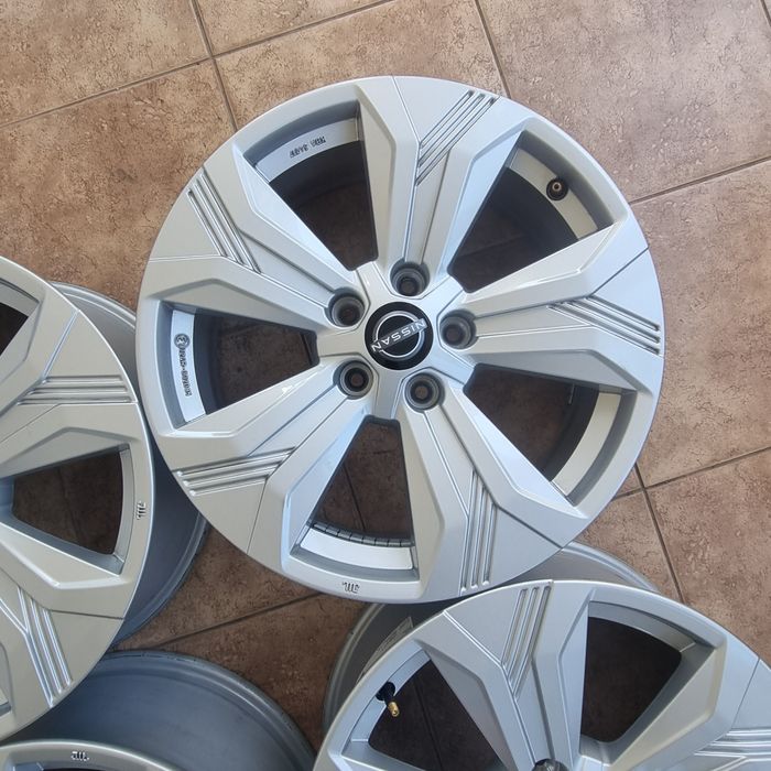 Диски Nissan R18 5x114.3 7.5j ET45 ЦО 66.1 оригінал стан нових