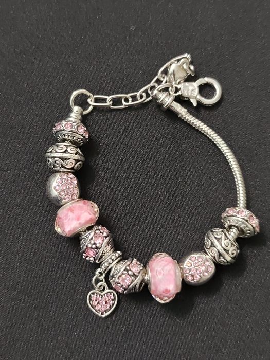 Srebrna bransoletka charms – różowe detale, romantyczny styl