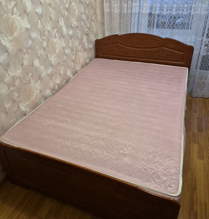 Продам двоспальне ліжко з матрацом