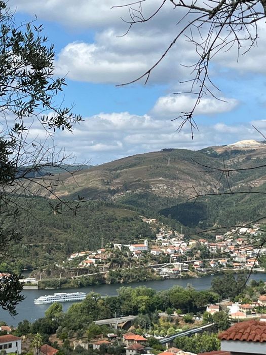 Casa e terreno com vista rio Douro
