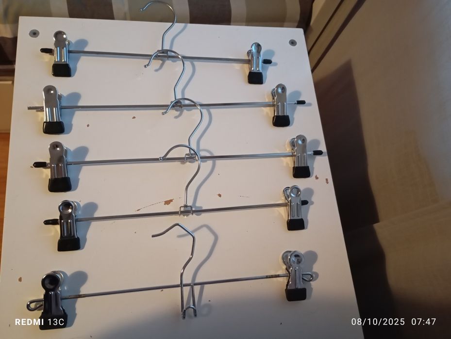 Cinco cabides de mola