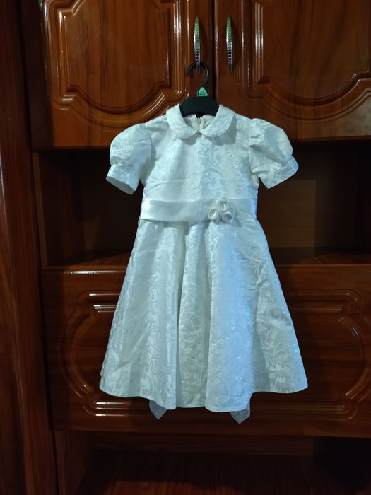 Очень красивое платье на:3-4 года( рост от:98 см до:104 см).