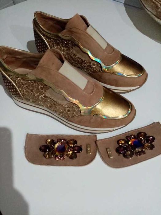 Sapato / sapatilha número 39, dourada da marca MLV