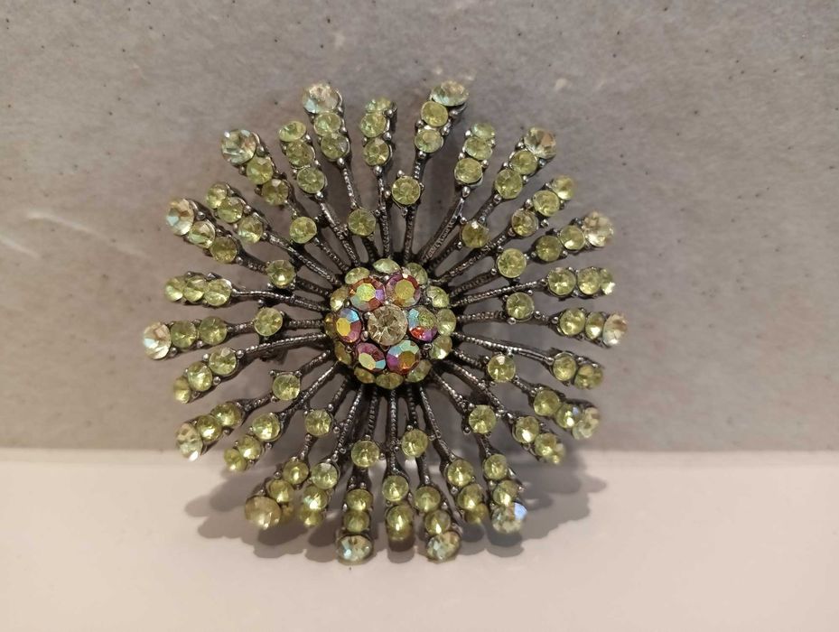 Broszka damska zielone kamyczki