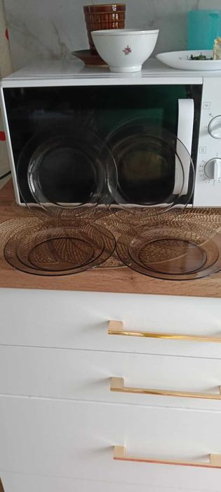 9 talerzy  z nietłukącego szkła francuskiego.