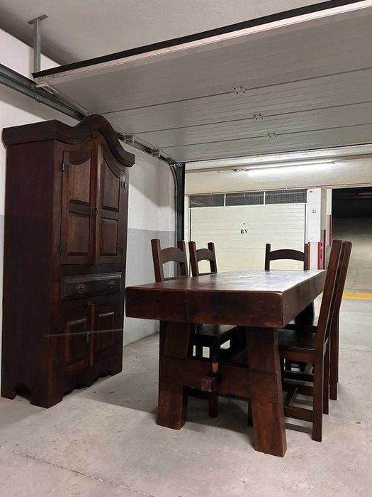 Armario, Mesa e cadeiras de madeira maciça