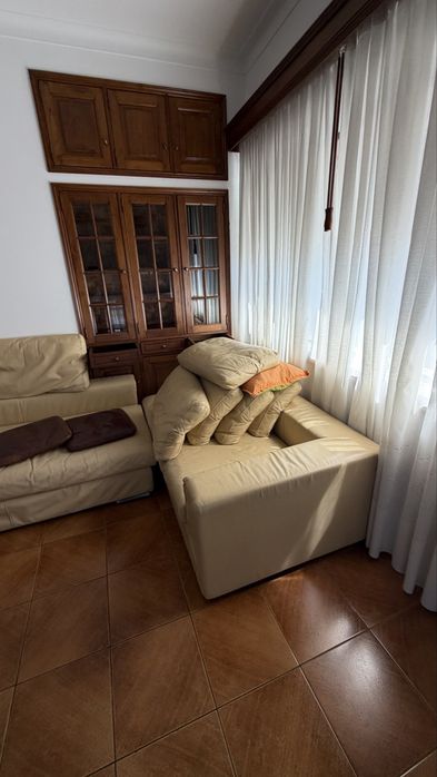 Sofá de pele amarelo