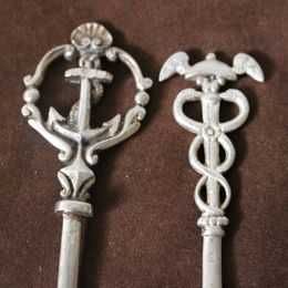 Invulgar conjunto de 12 espetos com banho de prata