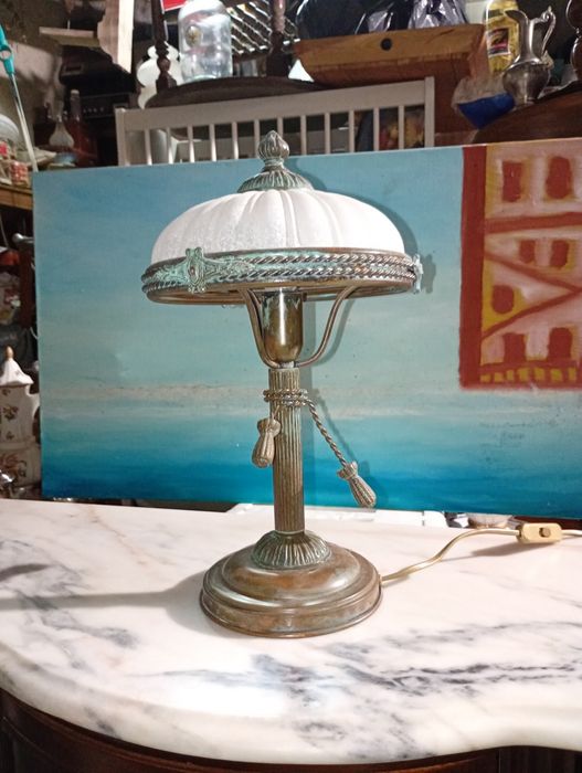 Candeeiro de mesa vintage/antigo em bronze e vidro fosco trabalhado