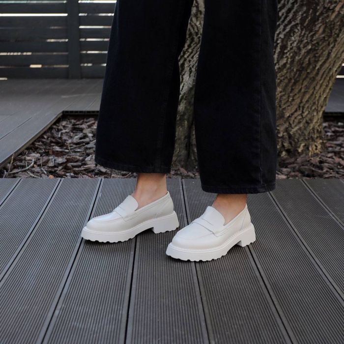 Бежеві шкіряні лофери