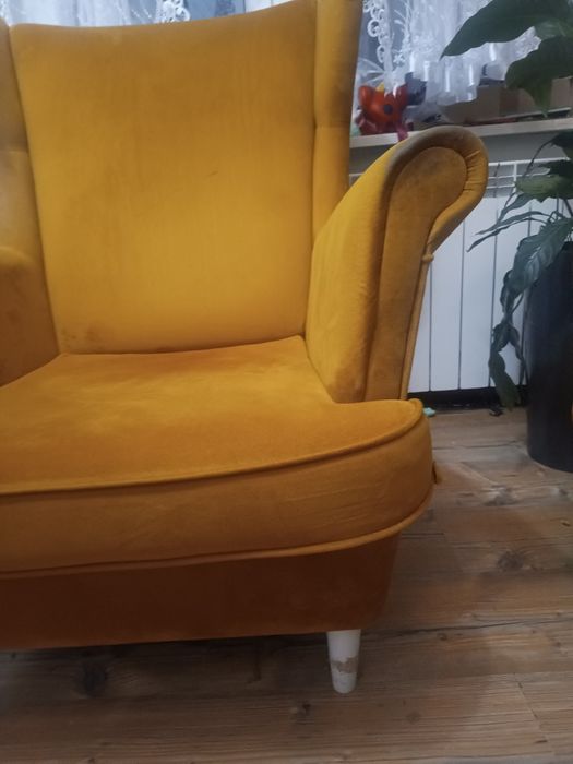 Fotel uszak z podnóżnikiem kolor musztardowy