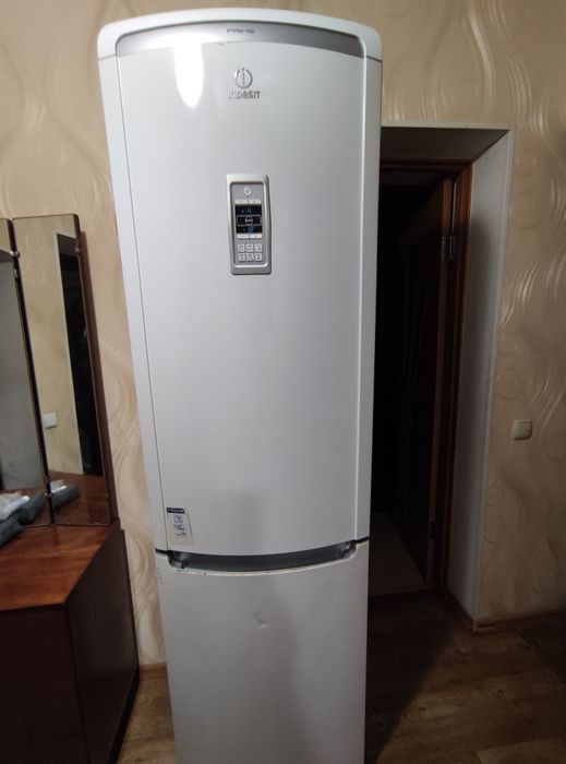 Холодильник Indesit PBAA 34 V D під ремонт