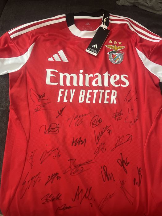 t shirt SL Benfica assinada pelo plantel inteiro da temporada 25/26