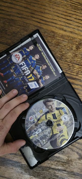 Pudełka z płytami po grach