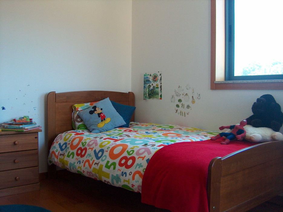 conjunto cama+colchão+mesinha+cómoda