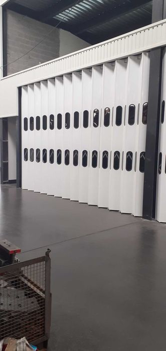 Portões de fole lacados novos