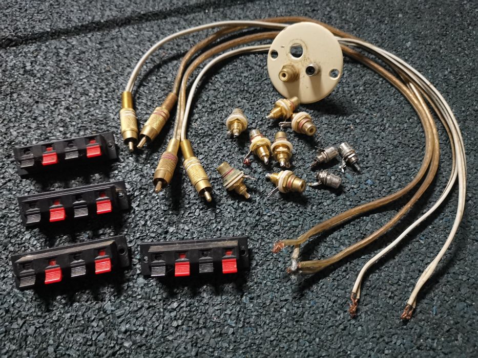 Vendo material Hi-Fi, fichas RCA macho e fêmea, engate rápido.