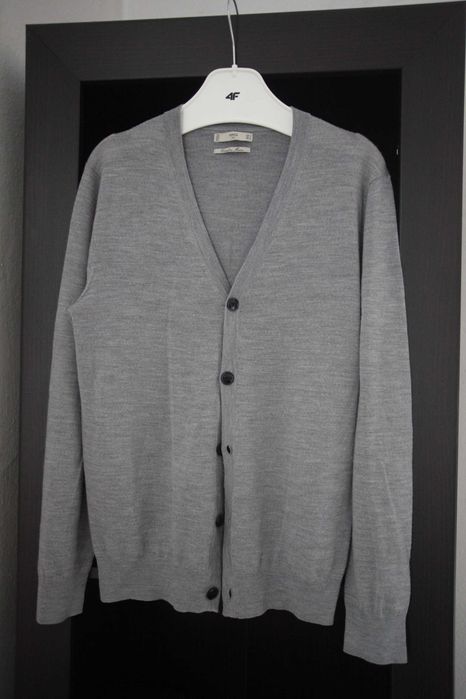 Szary kardigan męski Mango M wykonany z bardzo delikatnego merynosu