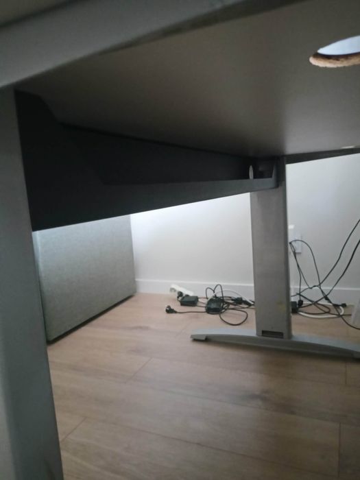 Biurko z prowadnicą na kable