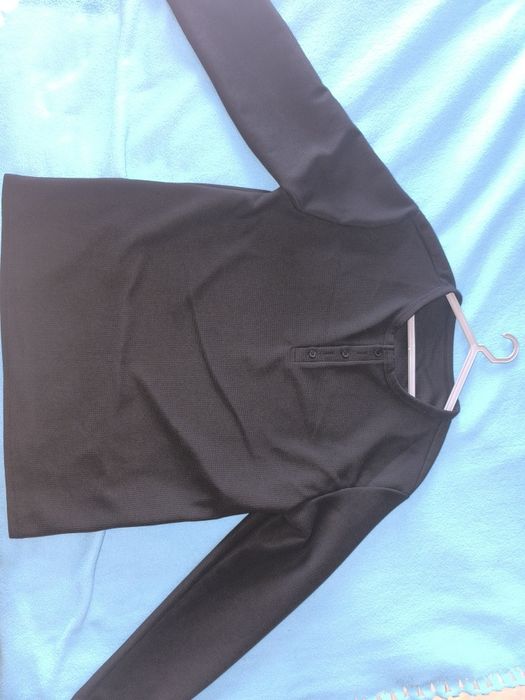 T-shirt com tecido texturado e cor sólida com gola semi-aberta