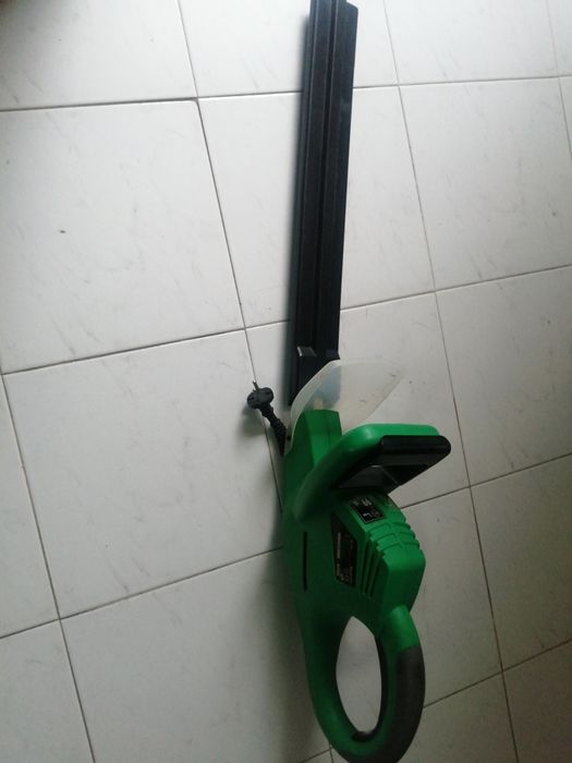 Corta sebes a funcionar