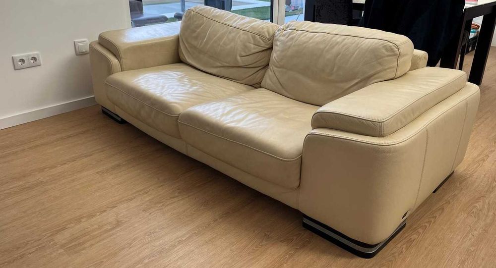 Sofá em pele verdadeira cor creme - 3 lugares