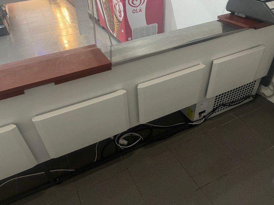 Para venda duas vitrines.