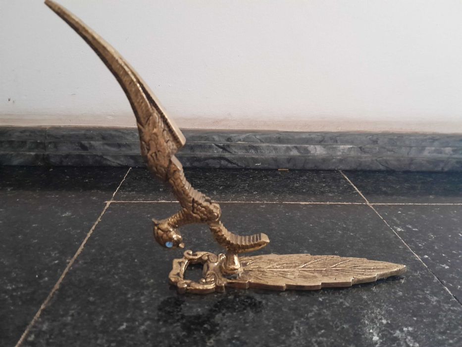 Elegantíssimo quebra nozes, abre latas, peça decorativa etc, em latão