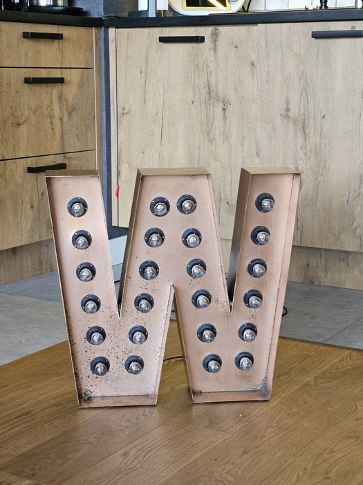 Neon lampa litera teatr loft