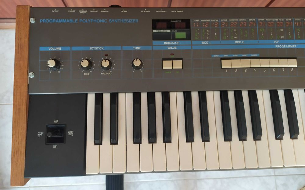 Korg Poly 61 (1982) - vintage synth analógico programável *SERVICED*