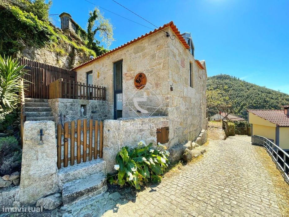 Moradia T3 em Pedra Totalmente Remodelada com Vistas Panorâmicas - Sis