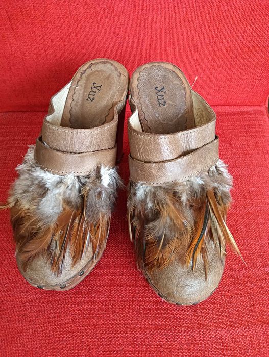 Socas novas XUZ pele bege escuro c/penas tacão madeira nº 36