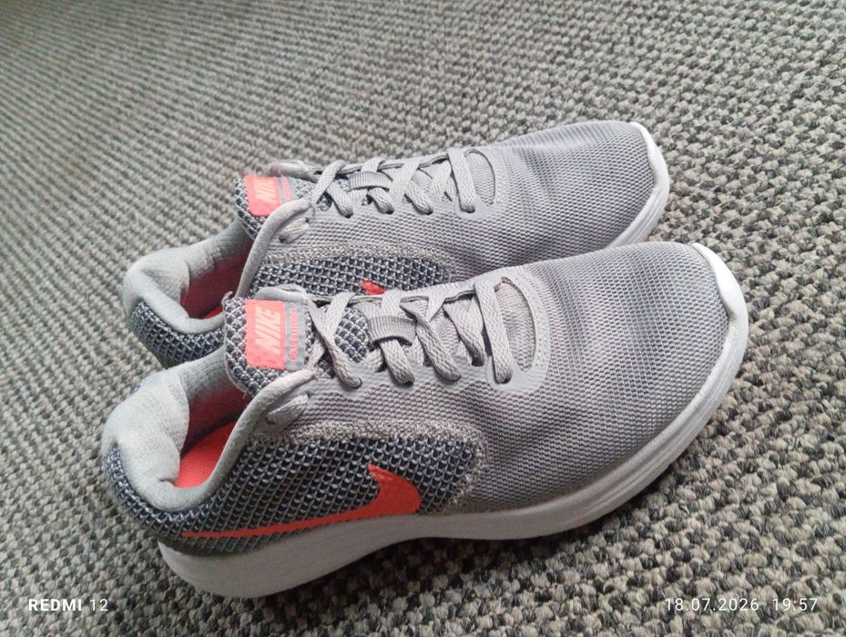 Buty damskie sportowe do biegania Nike Revolution 3 r. 38