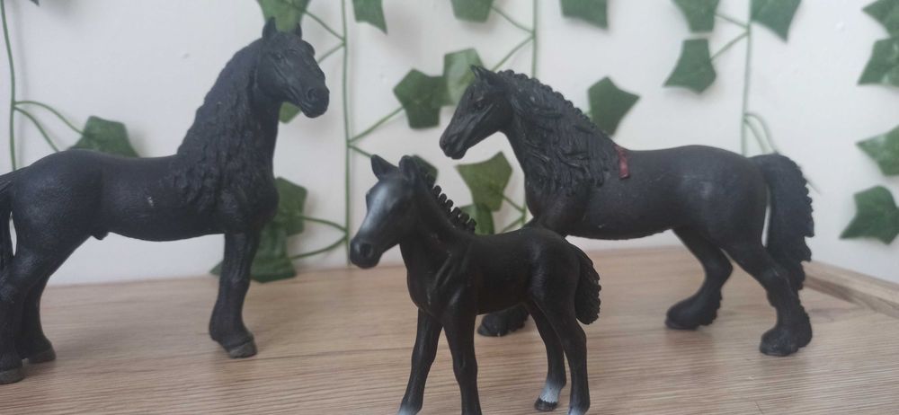 Zestaw rodziny koni fryzyjskich Schleich.