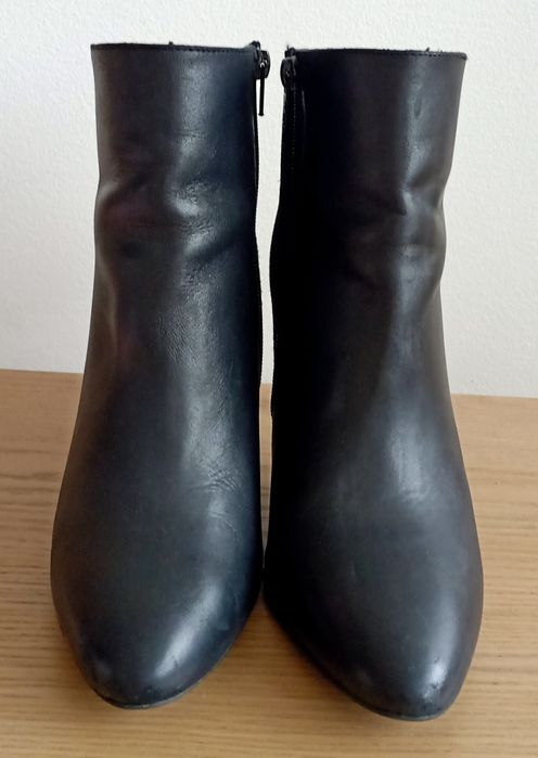 Botins pretos de salto alto fino da Salsa