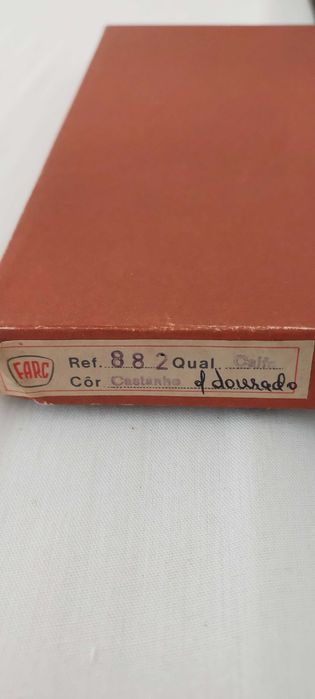 Carteira dourada em calfe,com divisões para notas ,cartões e moedas