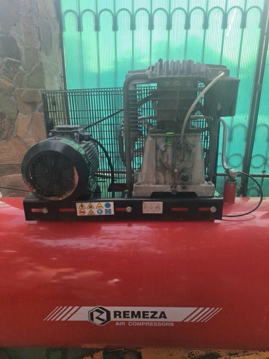 Большой промышленный поршневой компрессор Remeza RM-3106.03.